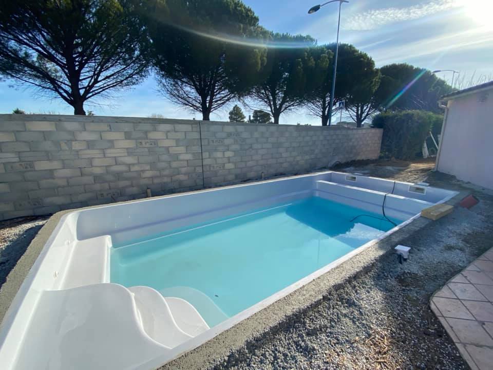 6 Gründe, ohne mühsame Arbeit einen rechteckigen Pool zu Hause zu haben